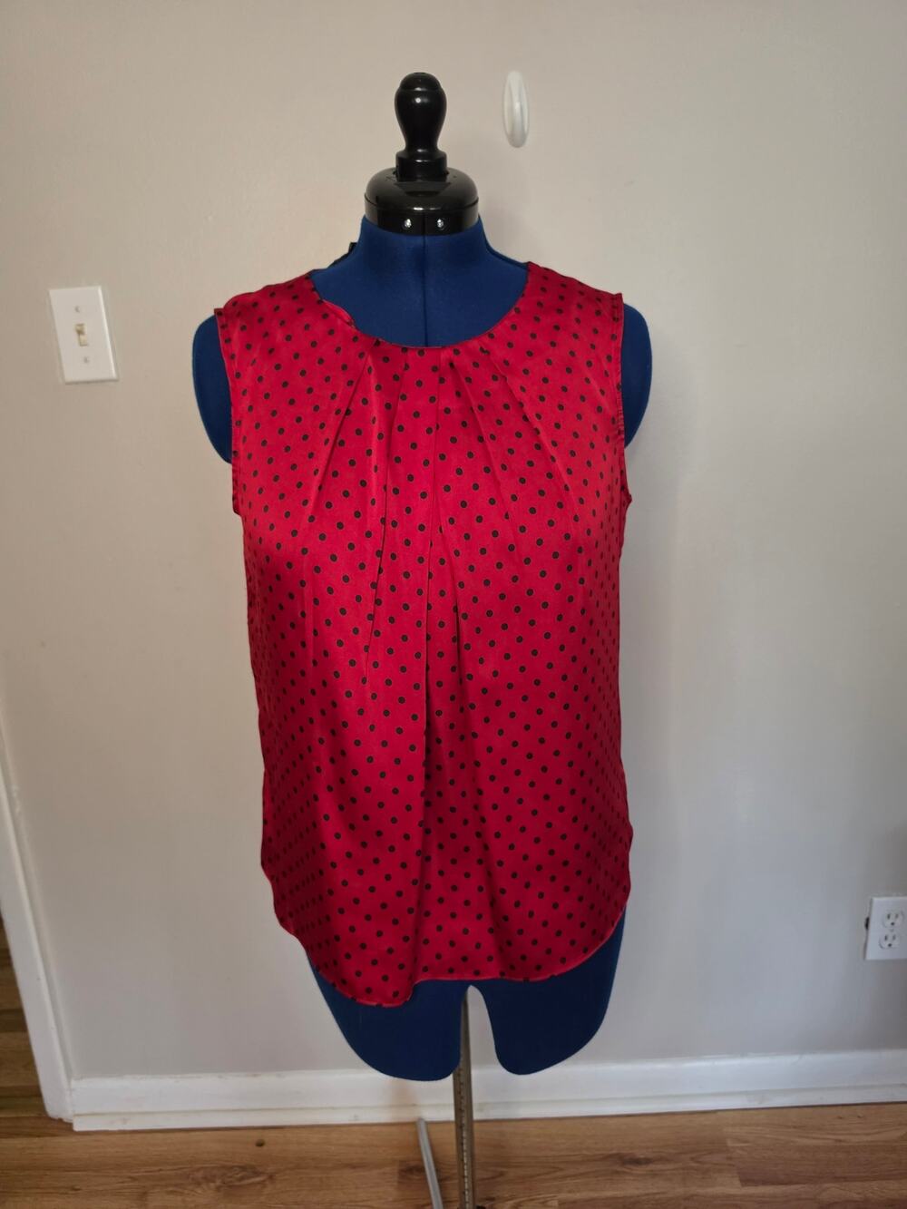 Jones New York Red Black Polka Dot Sleeveless Blouse Size 12 Satin Career Top